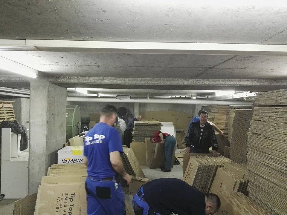 Vorbereitung für Umzug in Basel mit Kartons und Team im Lager von TipTop Umzüge